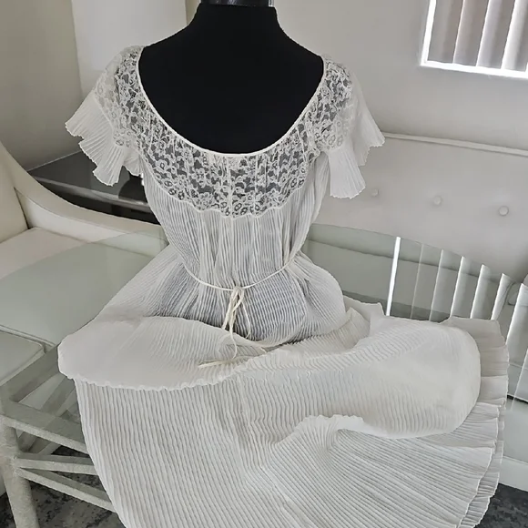 Elegant White Lace Night Gown - Picture 7 of 13